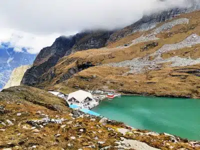 Valley of Flowers vs Hampta Pass